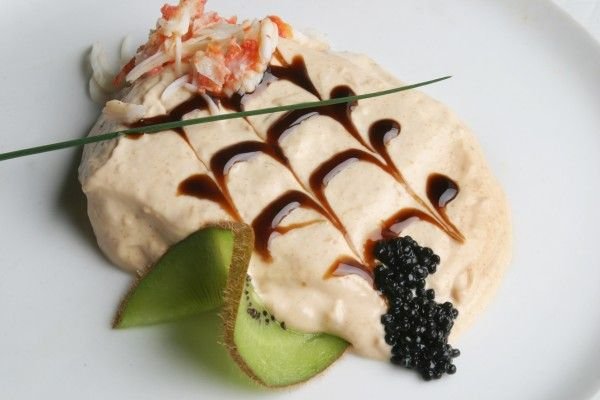Pastel de cabracho con salsa de txangurro y caviar de arenque Pastel de cabracho con salsa de txangurro y caviar de arenque