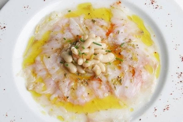 Carpaccio de bacalao sobre coulis de tomate y judías del ganxet Carpaccio de bacalao sobre coulis de tomate y judías del ganxet