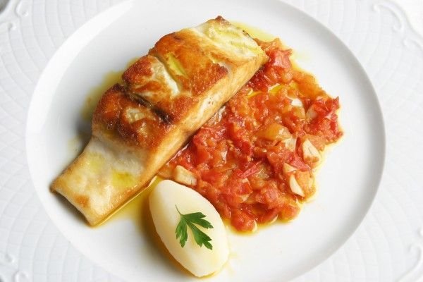 Lomo de lubina de anzuelo con tomate cassé caramelizado Lomo de lubina de anzuelo con tomate cassé caramelizado