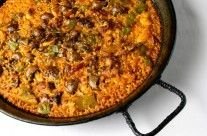 Paella de arroz con conejo, caracoles y alcachofas