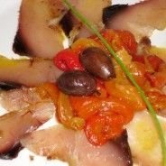 Carpaccio de mojama con pimientos asados y aceite de oliva virgen